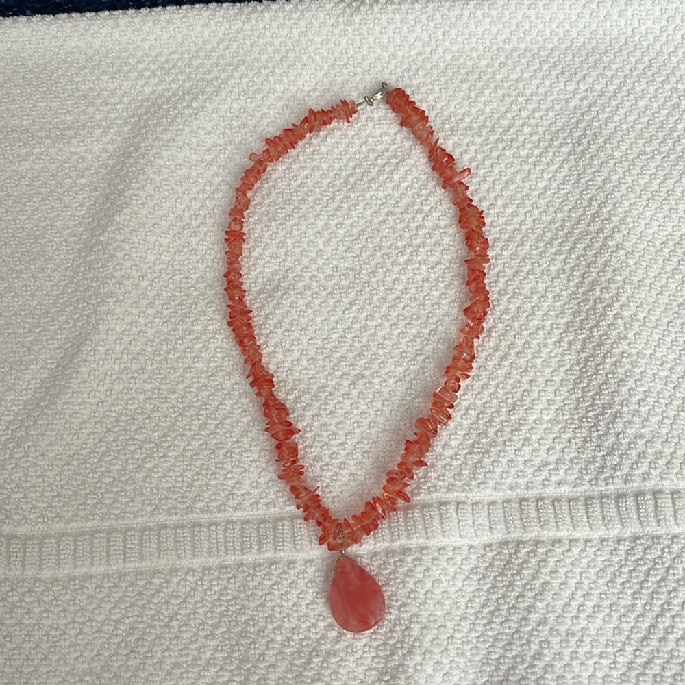 NWOT Strawberry Quartz glass necklace